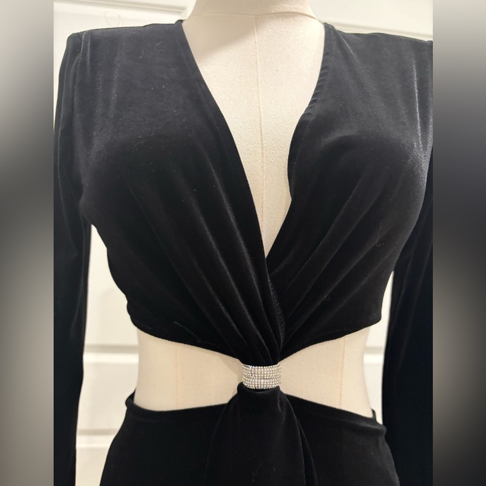 Elegant Black Cut-Out Velvet Dress - Picture 10 of 11